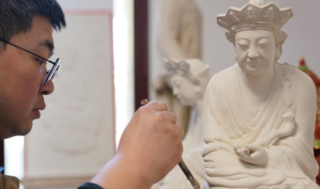 景德鎮「瓷雕曾」第四代傳人：讓傳統陶瓷以現代風貌重生